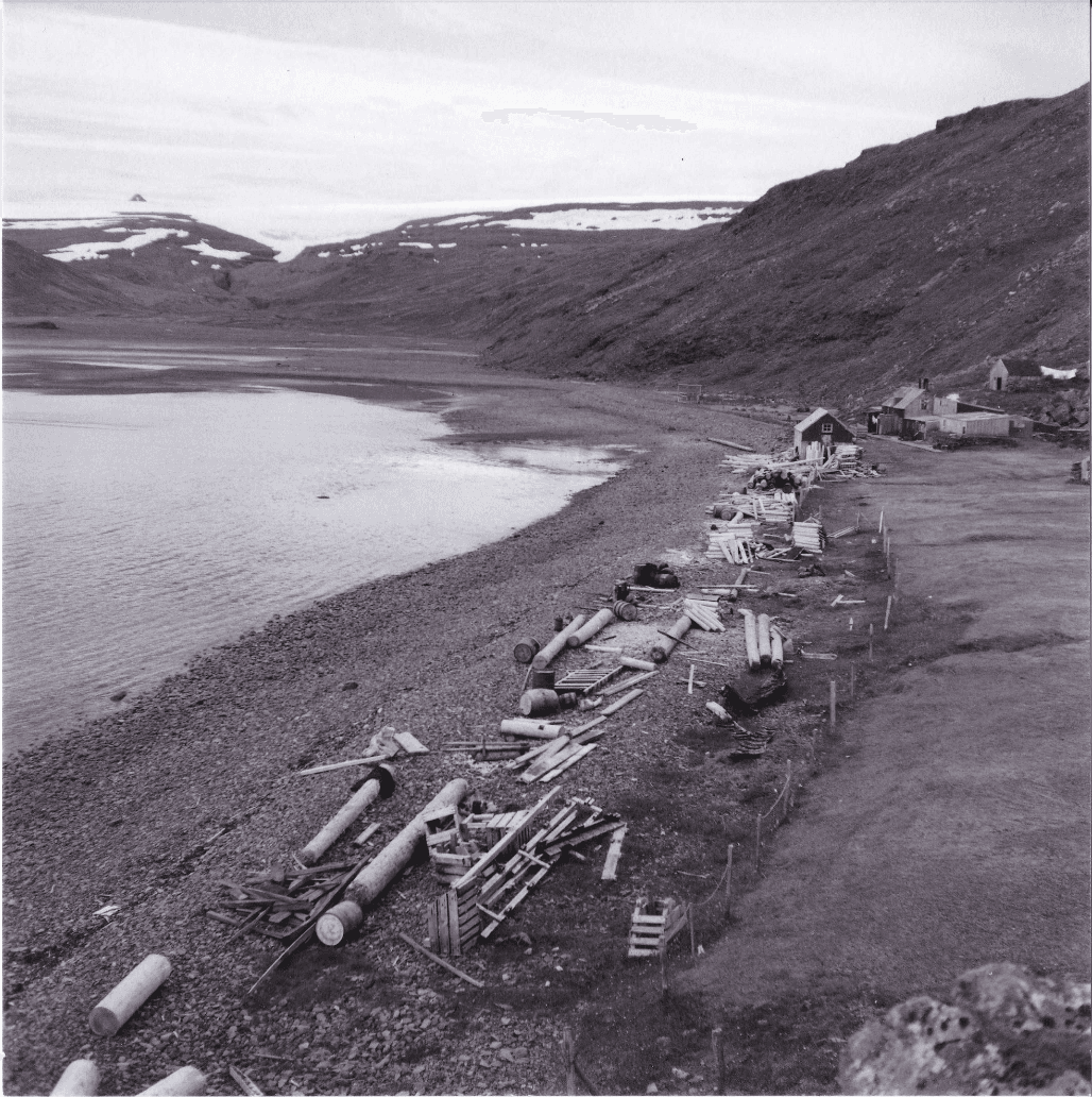 Shoreline house in Þaraláturfjörður